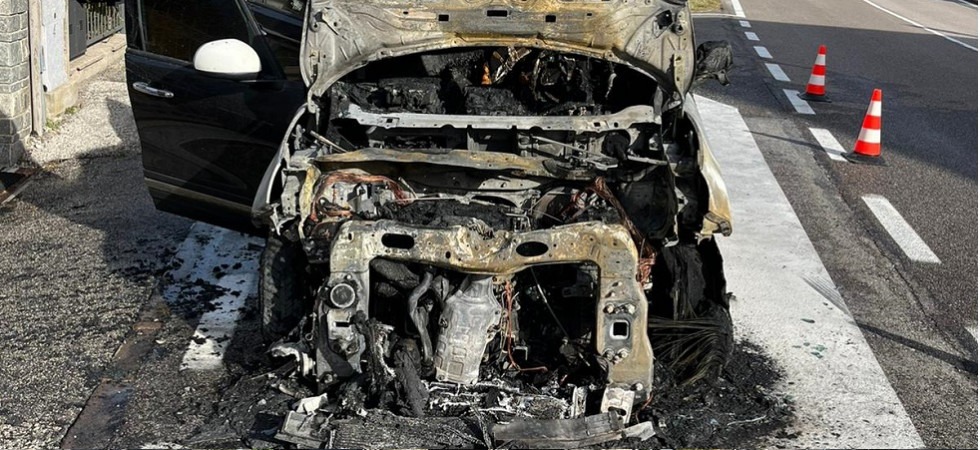 Vede del fumo mentre guida e accosta, divampano le fiamme che avvolgono l'auto